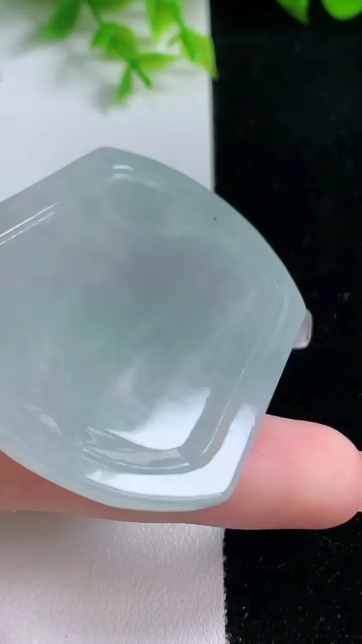 天然A货翡翠生肖马吊坠，尺寸53-45.5-4，重量:22.04g
1月16日