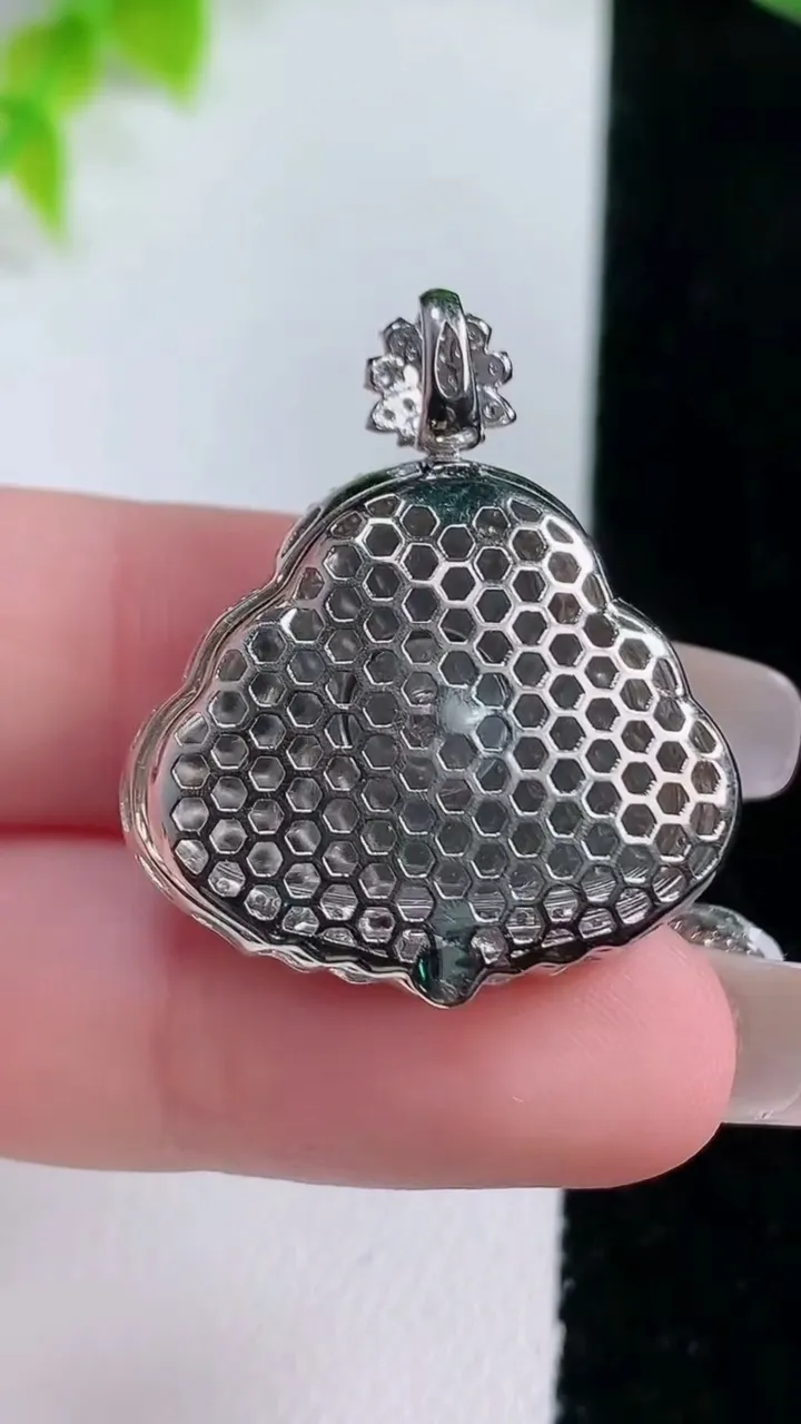 天然A货翡翠佛公吊坠，尺寸29.6-26.2-10，裸石17-22.2重量:7.02g
1月16日