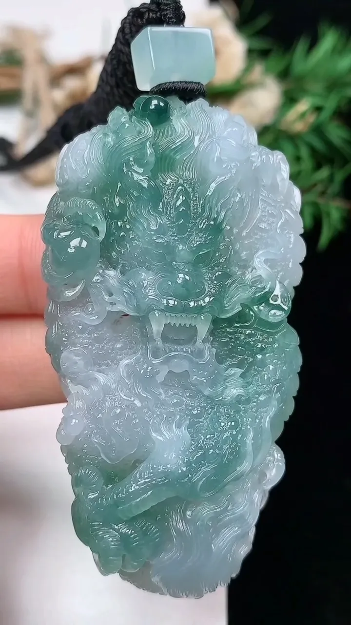 天然A货翡翠龙牌吊坠，尺寸65.5-34.8-12.2，重量:47.84g
1月16日