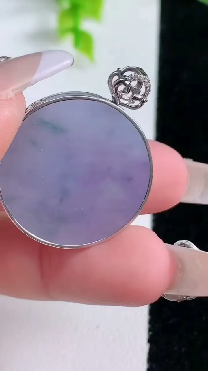 天然A货翡翠种紫罗兰飘花无事牌吊坠，尺寸25.2-4，重量:1.92g
1月16日