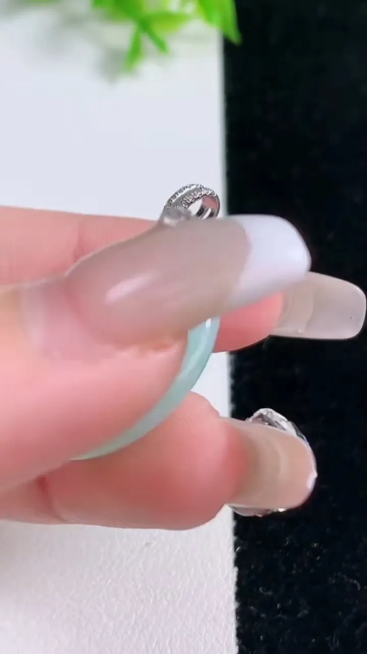 天然A货翡翠平安扣吊坠，尺寸25.4-5.8，重量:8.68g
1月16日