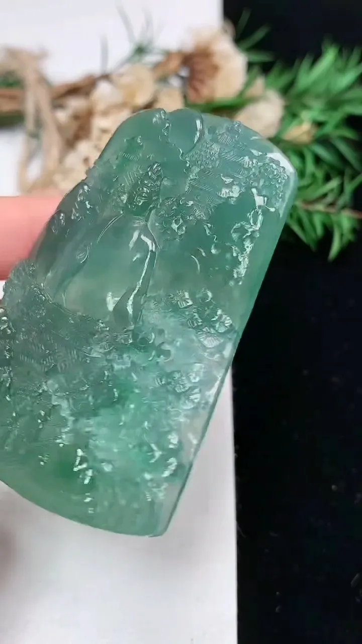 天然A货翡翠蓝水山水素衣观音吊坠，尺寸63.9-4.8-6，重量:33.66g
1月16日