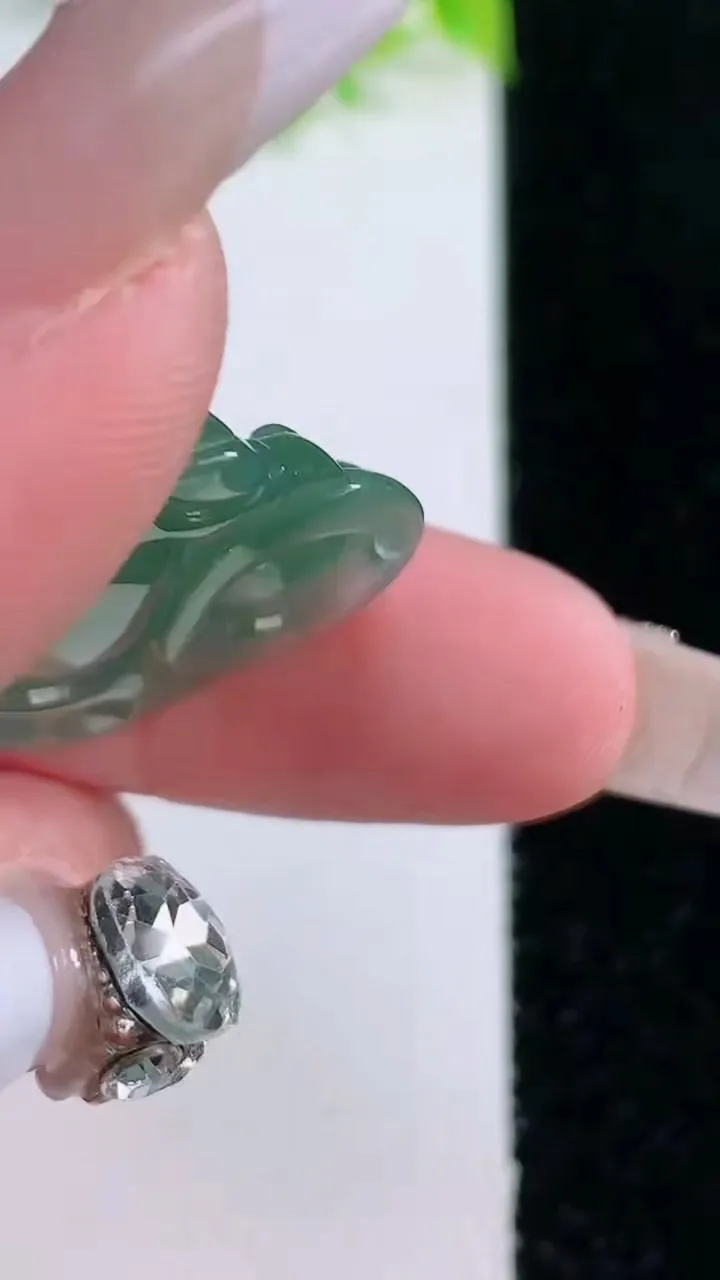 天然A货翡翠佛公吊坠，尺寸21-24.7-5.8，重量:4.31g
1月16日