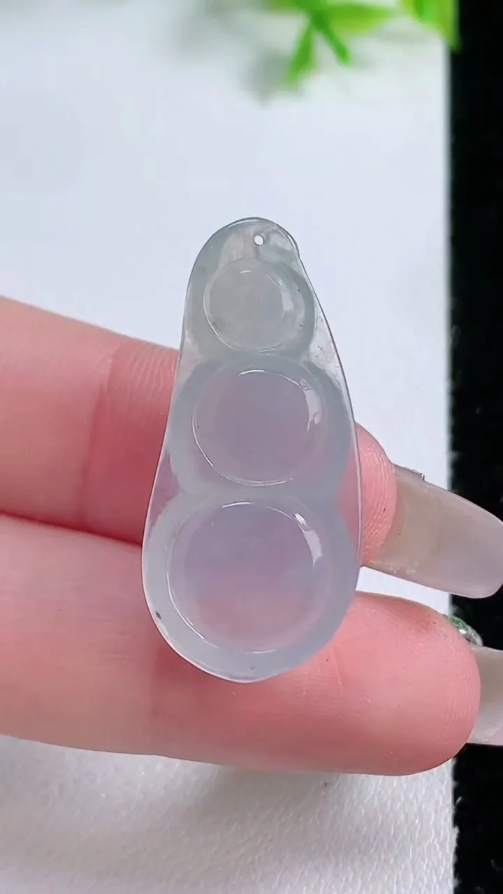 天然A货翡翠福豆吊坠，尺寸32-15-5，重量:3.91g
1月16日