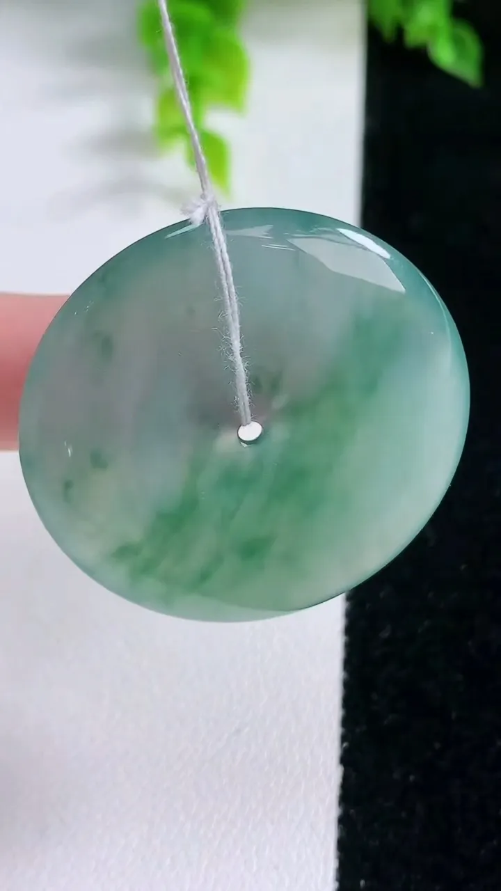 天然A货翡翠种飘花平安扣吊坠，尺寸37.5-5.8，重量:17.07g
1月16日