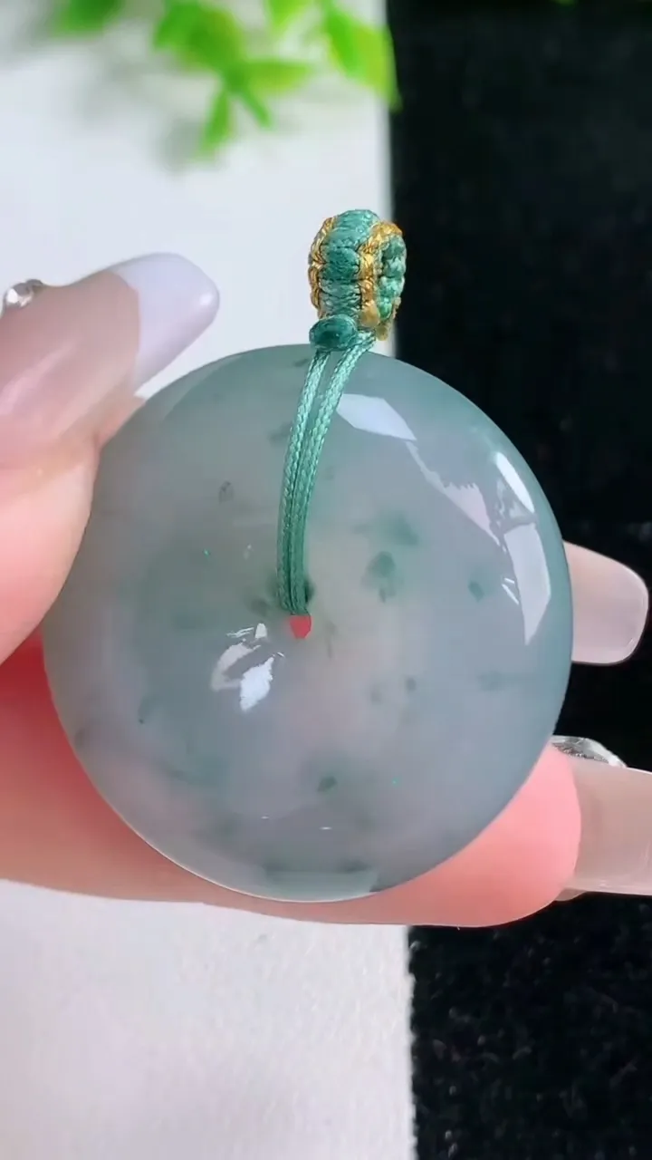 天然A货翡翠冰种飘花平安扣吊坠，尺寸31.3-9，重量:18.64g
1月16日