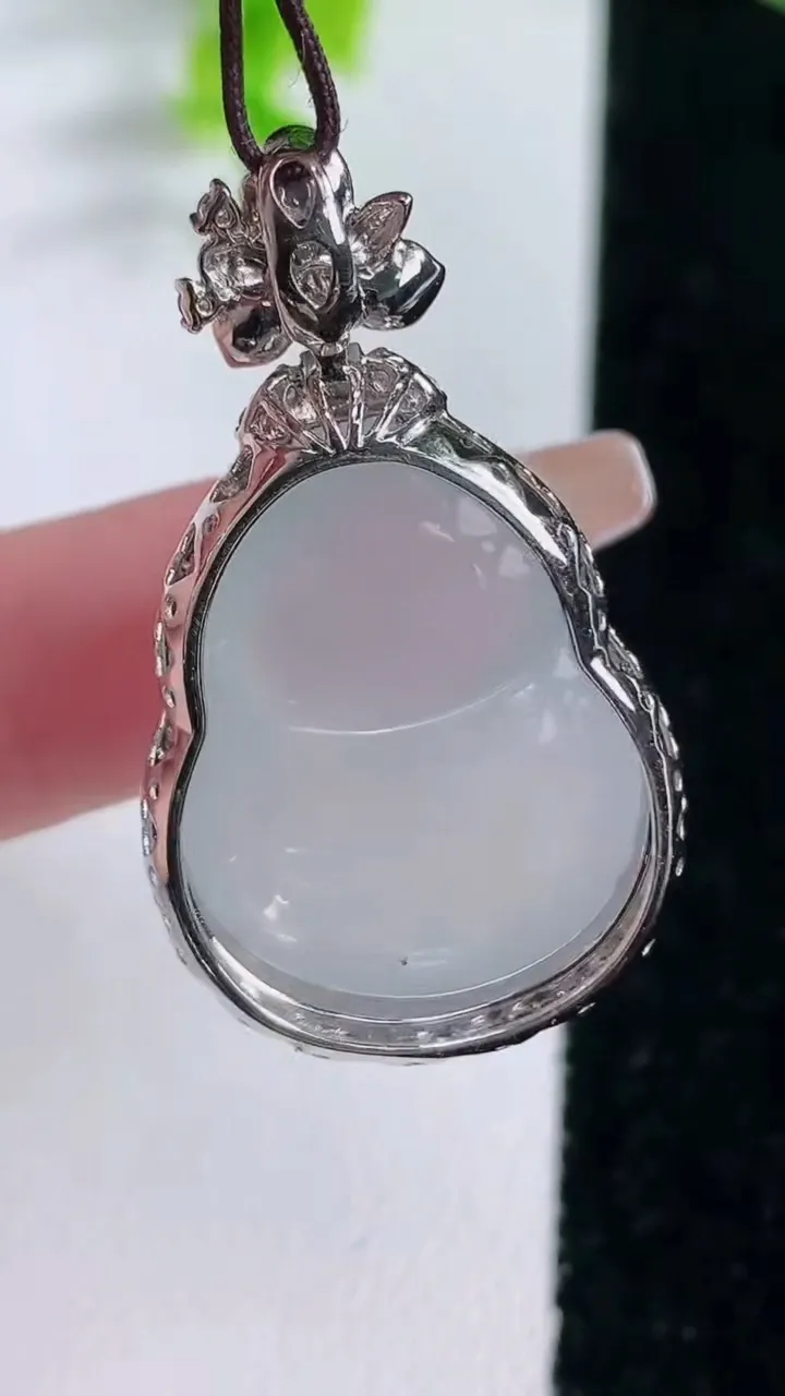 天然A货翡翠种白冰葫芦吊坠，尺寸37.4-20.8-11.4，裸石28.7-19重量:10.09g
1月16日