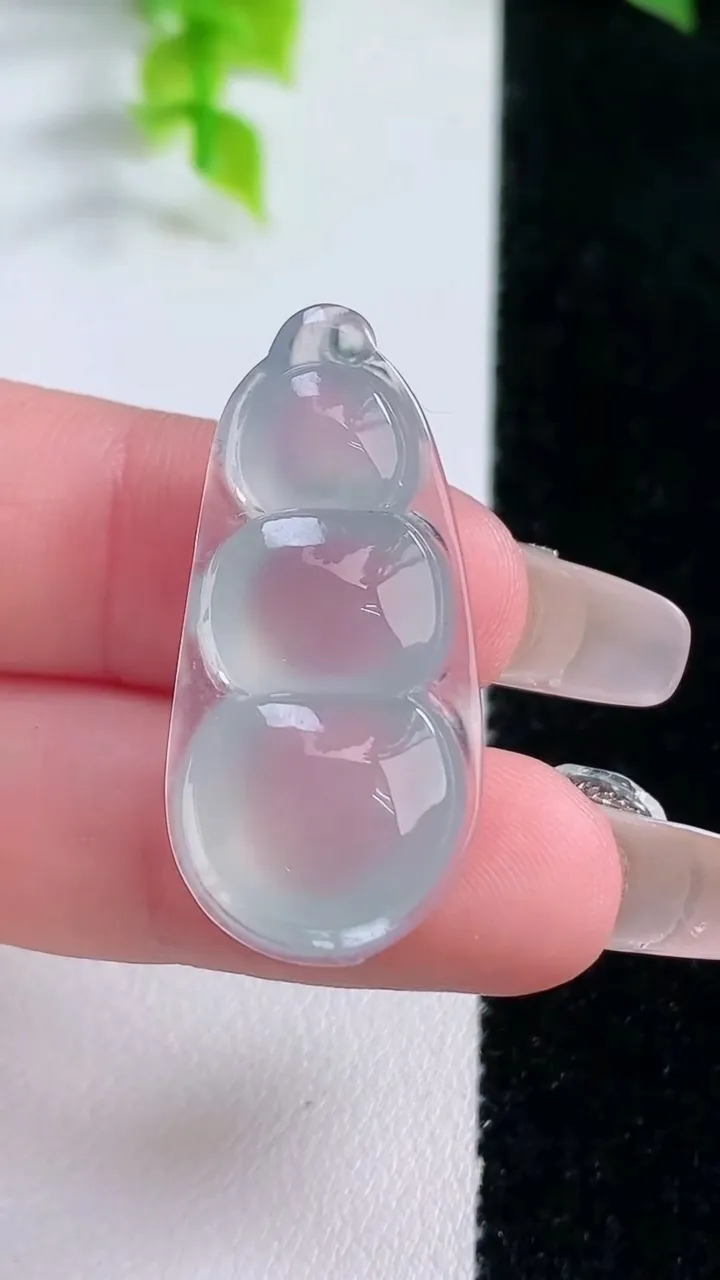 天然A货翡翠种飘花福豆吊坠，尺寸33-15.8-7.7，重量:5.44g
1月16日