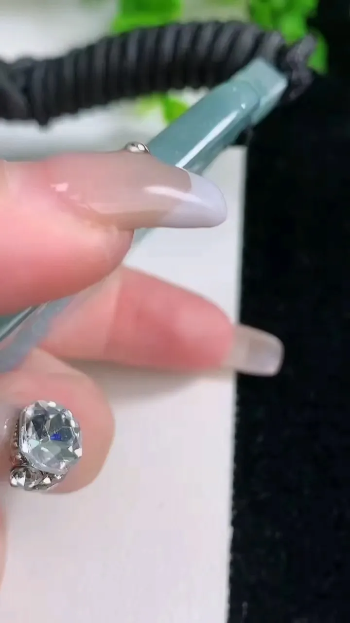 天然A货翡翠种飘花山水牌吊坠，尺寸74.2-48-5.7，重量:59.86g
1月16日