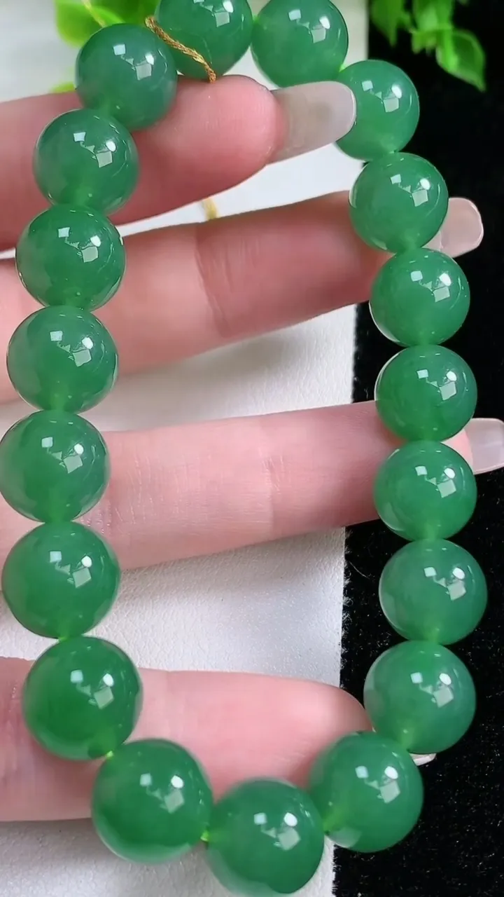 天然A货翡翠圆珠手串，尺寸10.6-19颗，重量:42.80g1月16日
工厂直销收藏佳品,种好水足，色泽均匀，有种有色，上手高大气！