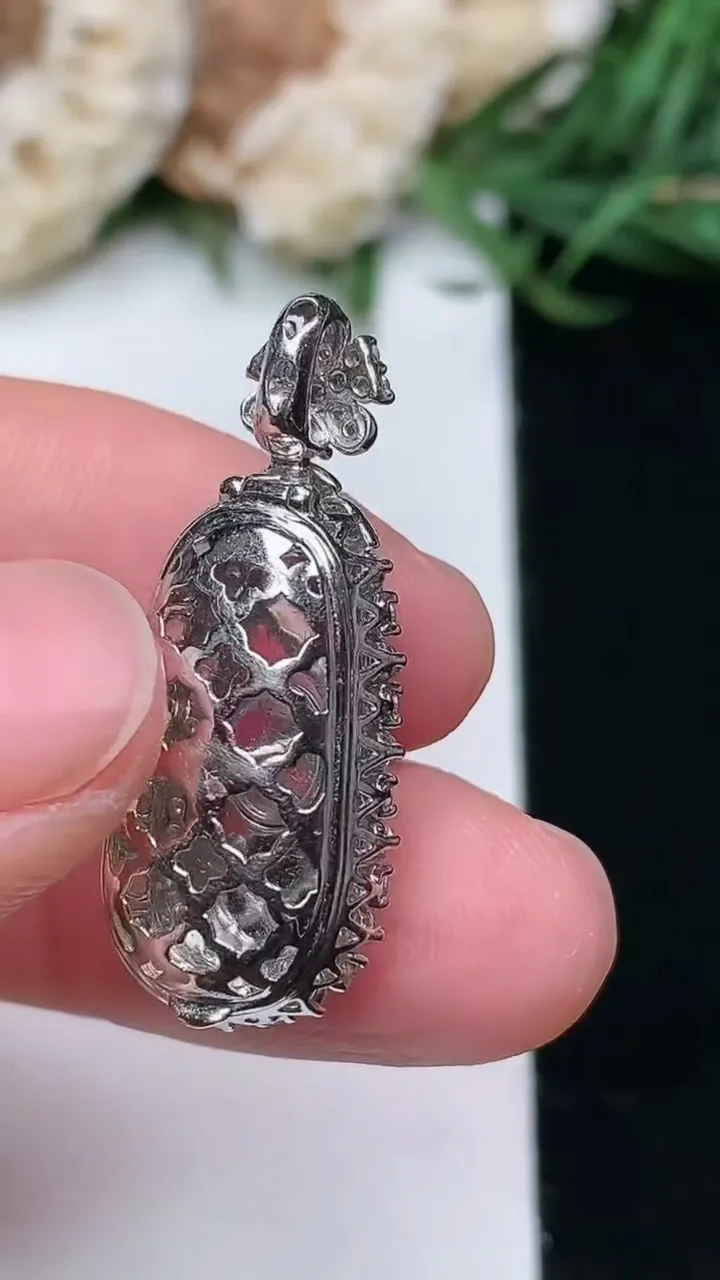 天然A货翡翠福豆吊坠，尺寸28.8-12-9.9，裸石16.3-6.8，重量:3.51g
1月16日