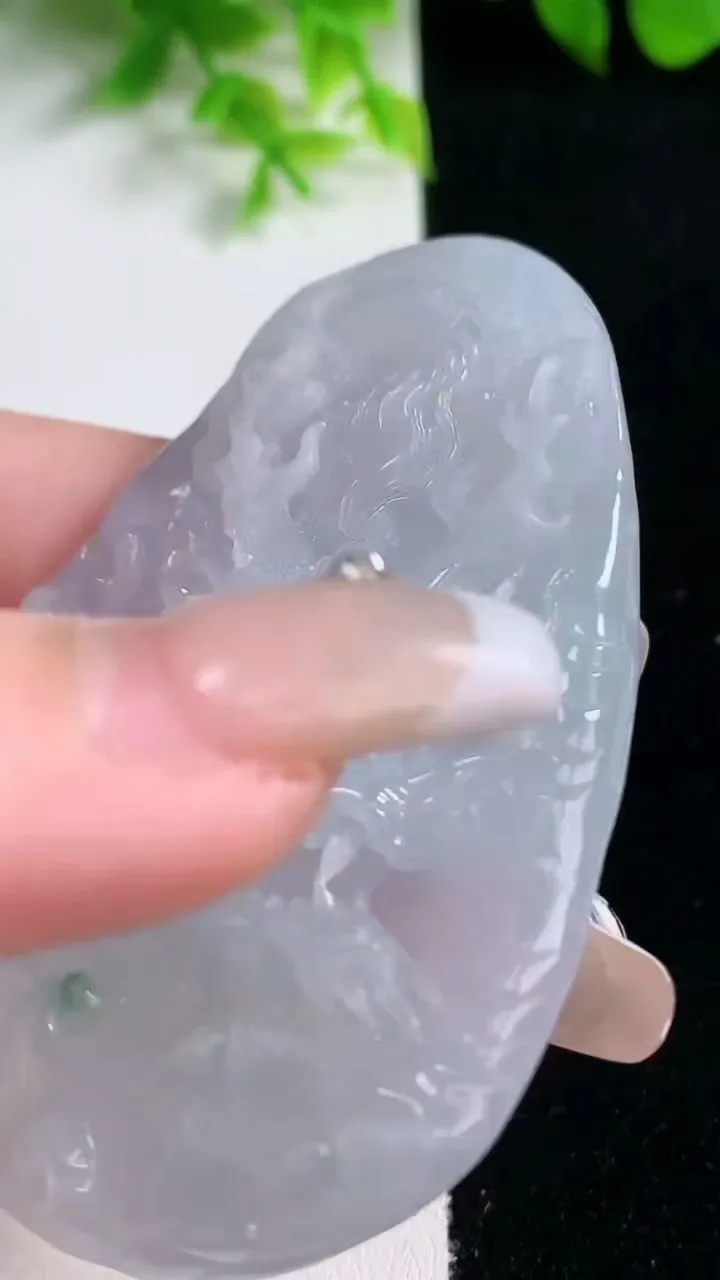 天然A货翡翠冰种飘花龙牌吊坠，尺寸68.6-43.2-9.5，重量:47.53g
1月16日