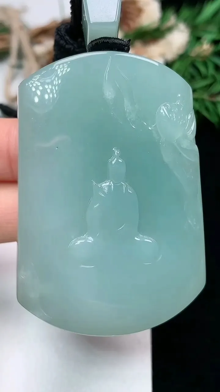 天然A货翡翠无相观音吊坠，尺寸54.7-38.4-13，重量:77.24g
1月16日