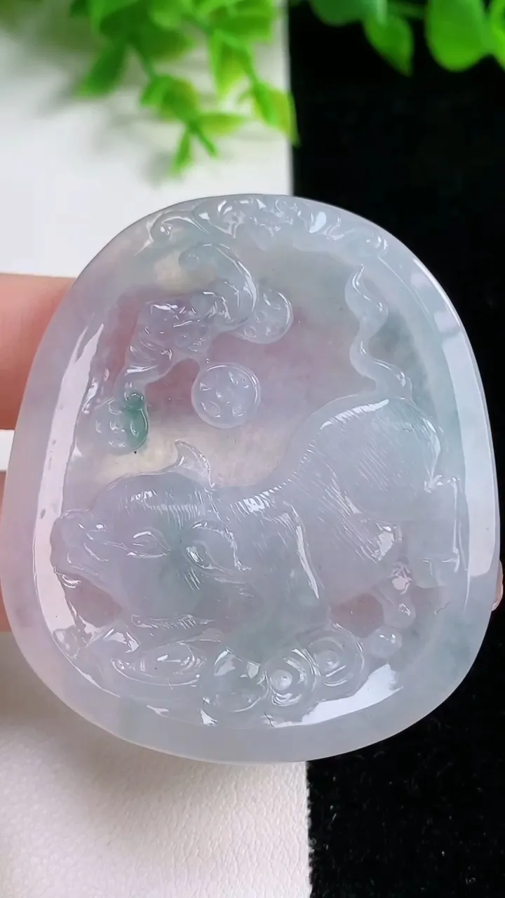 天然A货翡翠冰种飘花生肖猪吊坠，尺寸54.5-37.3-5.4，重量:26.41g
1月16日