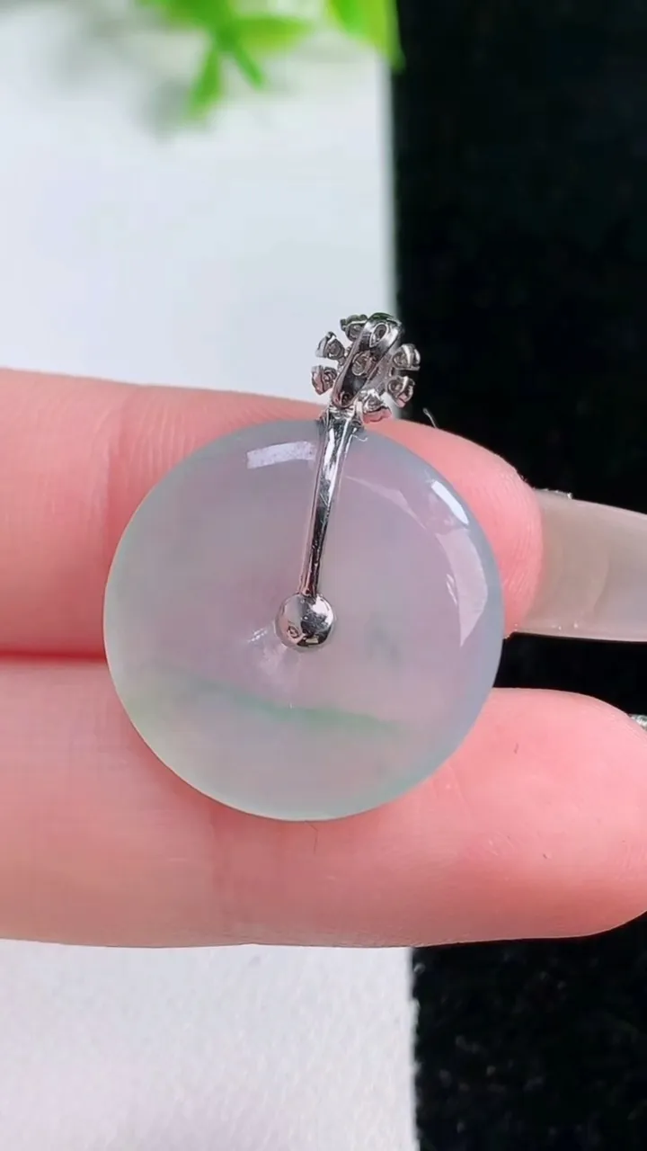 天然A货翡翠平安扣吊坠，尺寸20.7-3.5，重量:3.54g
1月16日