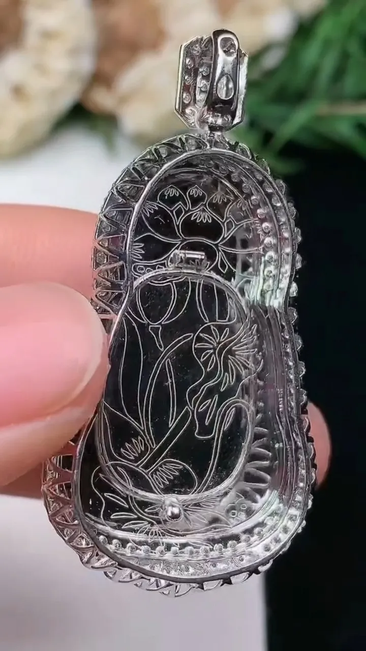 天然A货翡翠观音菩萨吊坠，尺寸42.5-20.9-10.3
1月16日