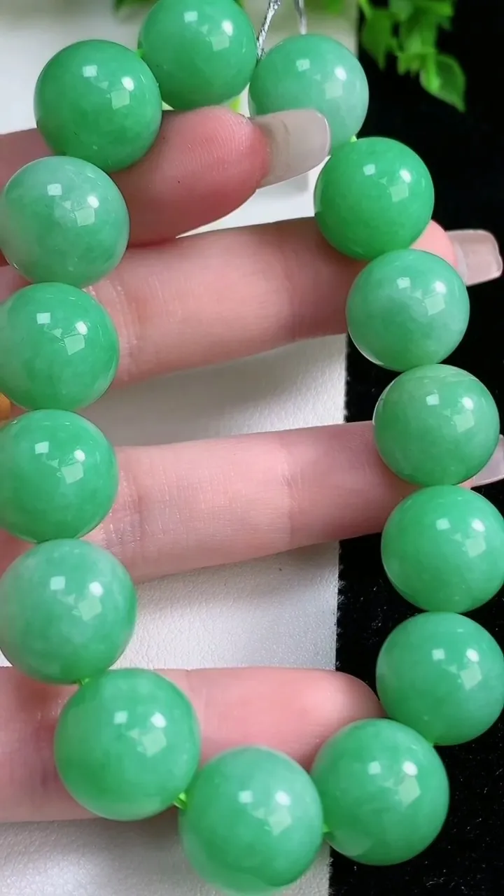 天然A货翡翠圆珠手串，尺寸13.8-15颗，重量:70.45g1月16日
工厂直销收藏佳品,种好水足，色泽均匀，有种有色，上手高大气！
