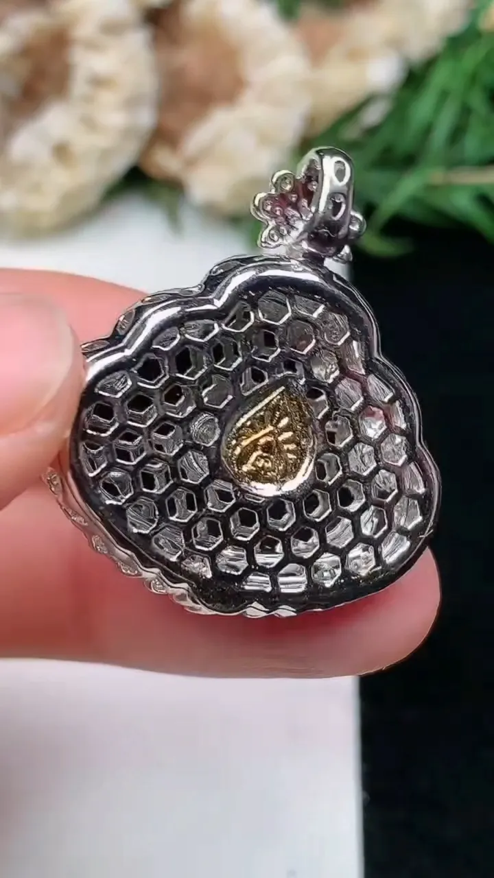 天然A货翡翠佛公吊坠，尺寸29.4-26-9.8，裸石16.2-21，重量:7.97g
1月16日