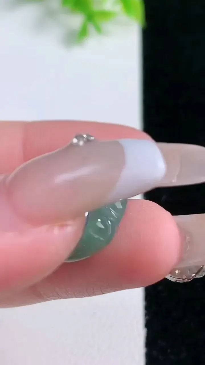 天然A货翡翠佛公吊坠，尺寸21.2-21.5-5.7，重量:3.83g
1月16日