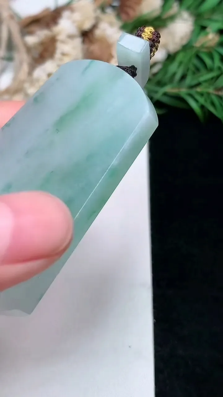 天然A货翡翠飘花无事牌吊坠，尺寸53-37.3-4.8，重量:27.85g
1月16日