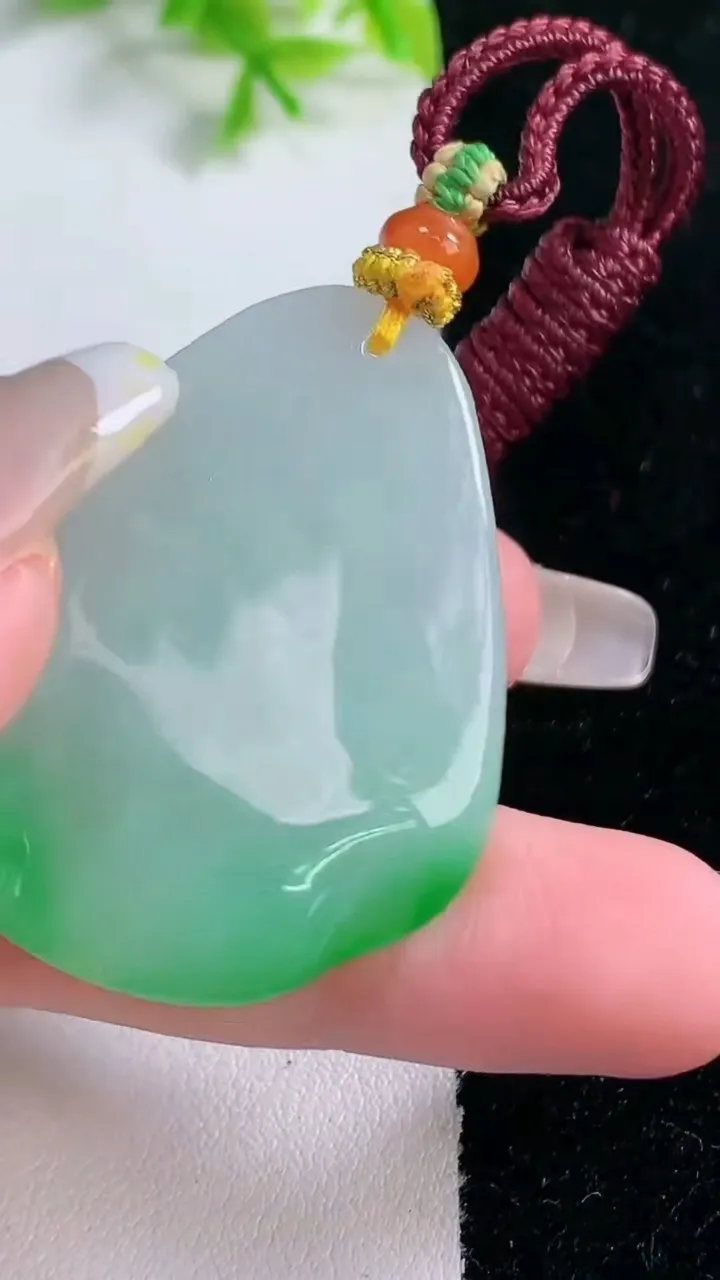 天然A货翡翠一鸣惊人吊坠，尺寸42.3-32-11.4，重量:23.48g
1月16日