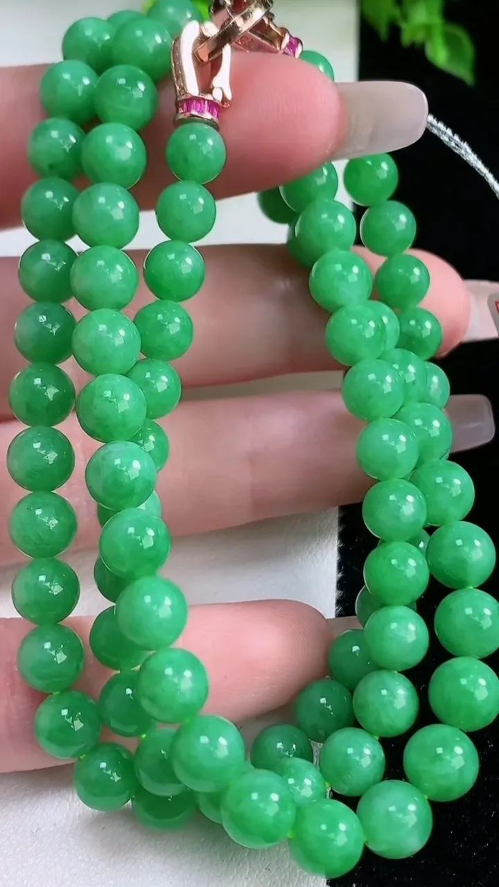 天然A货翡翠圆珠项链，尺寸6.4-87颗，重量:42.57g1月16日
工厂直销收藏佳品,种好水足，色泽均匀，有种有色，上手高大气！