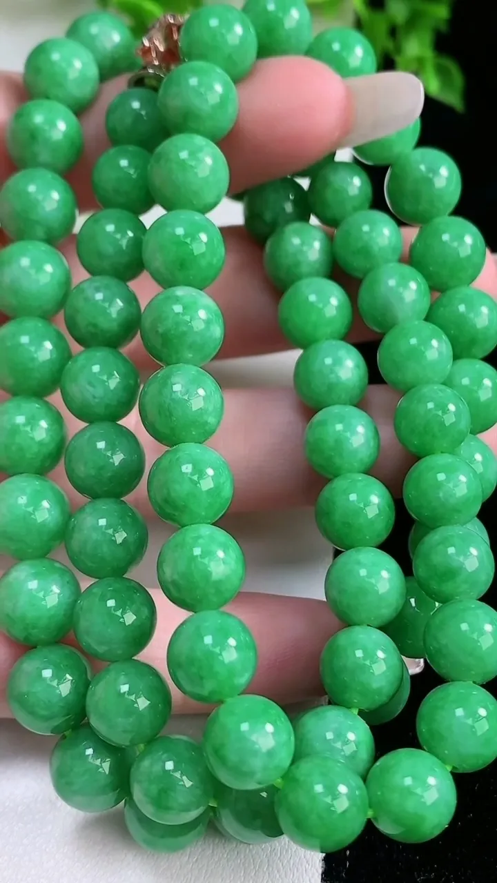 天然A货翡翠圆珠项链，尺寸9-70颗，重量:77.84g1月16日
工厂直销收藏佳品,种好水足，色泽均匀，有种有色，上手高大气！