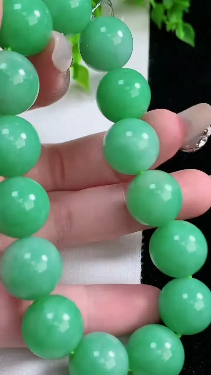 天然A货翡翠圆珠手串，尺寸13.8-15颗，重量:70.45g1月16日
工厂直销收藏佳品,种好水足