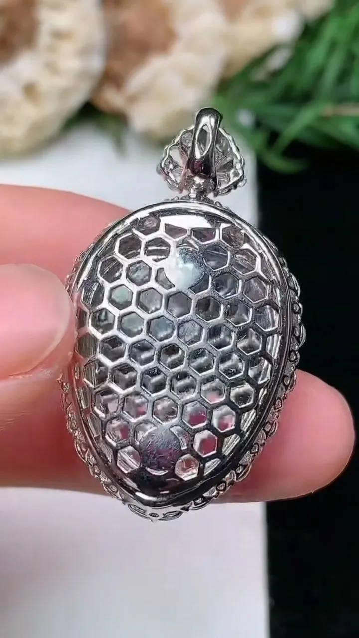 天然A货翡翠金枝玉叶 叶子吊坠，尺寸33.4-19.8-10.4，裸石21-16.8，重量:7.00g
1月16日