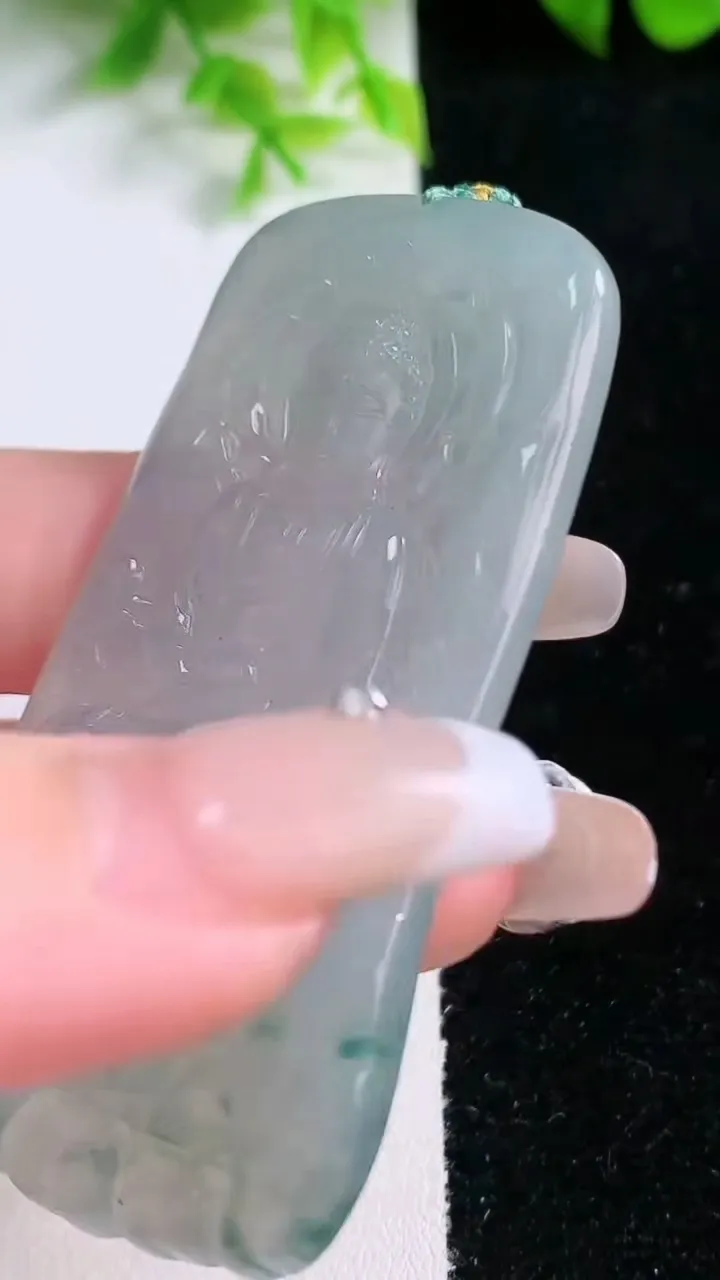 天然A货翡翠冰种飘花大日如来吊坠，尺寸64.8-32-4.8，重量:29.26g
1月16日