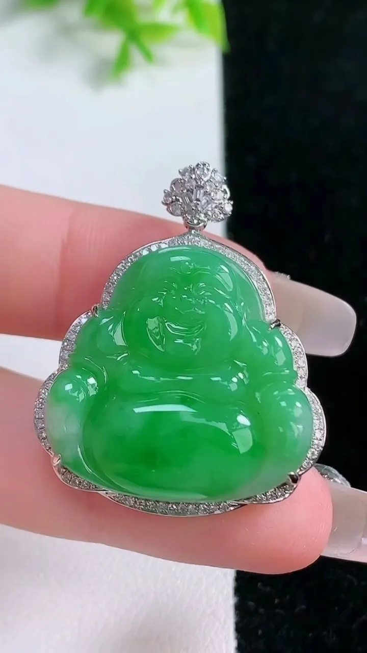 天然A货翡翠佛公吊坠，尺寸35.8-29-8.5，裸石25.2-26.3重量:7.82g
1月16日