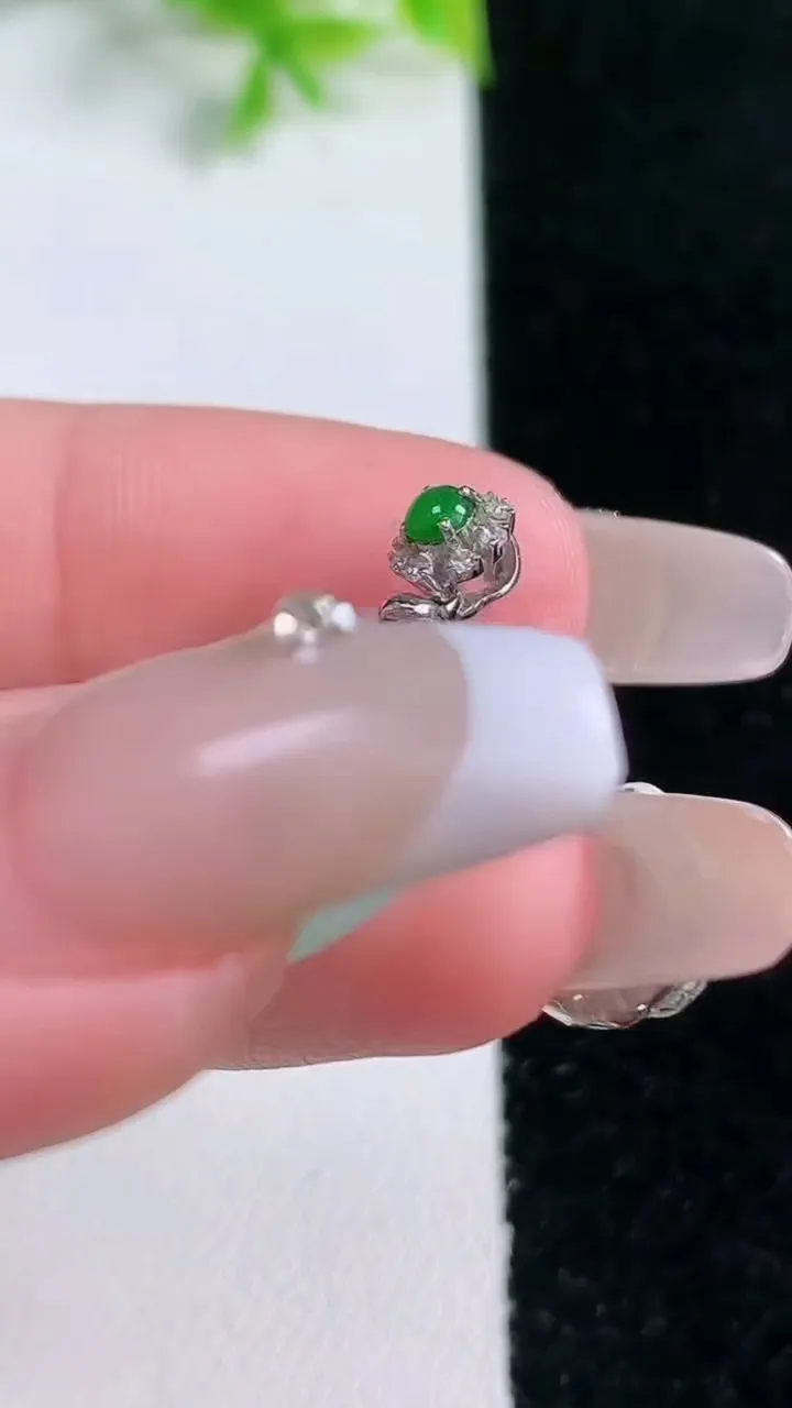 天然A货翡翠平安扣吊坠，尺寸20.7-3.5，重量:3.54g
1月16日