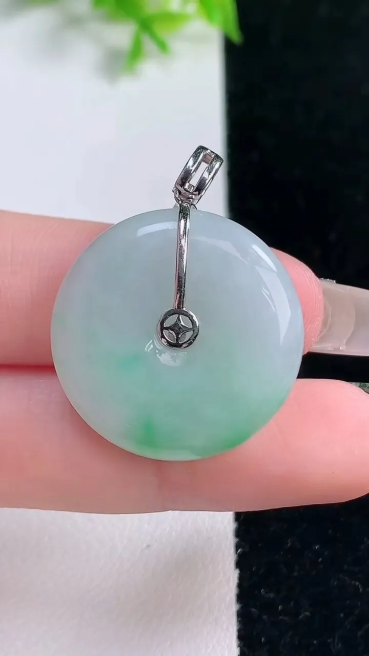 天然A货翡翠平安扣吊坠，尺寸25.4-5.8，重量:8.68g
1月16日