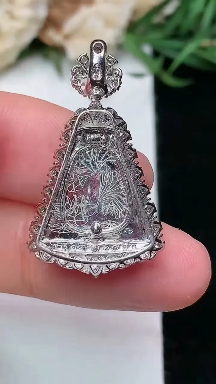 天然A货翡翠无事牌吊坠，尺寸29.2-17-8.5，裸石14-13，重量:3.56g
1月16日