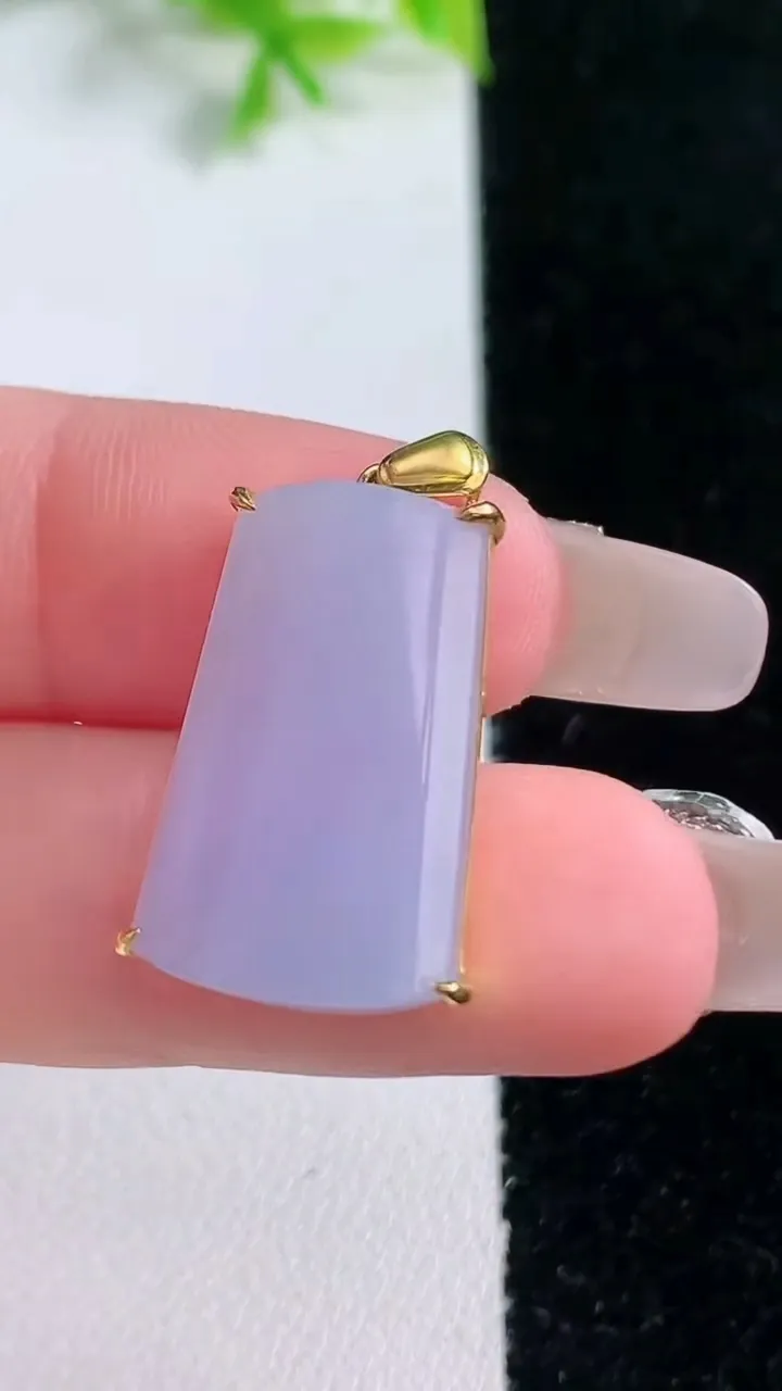 天然A货翡翠18K金紫罗兰无事牌吊坠，尺寸21.7-13.4-5，重量:4.04g
1月16日