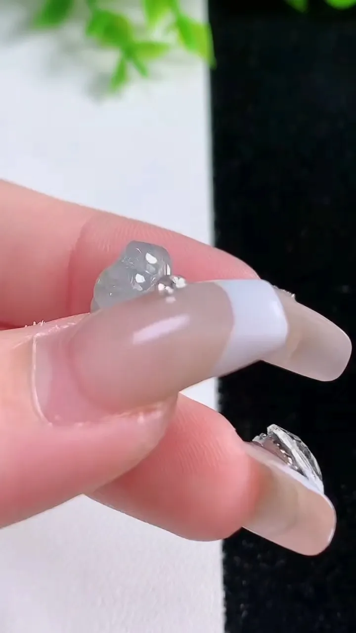 天然A货翡翠站佛 佛公吊坠，尺寸23.7-10.4-6，重量:2.37g
1月16日