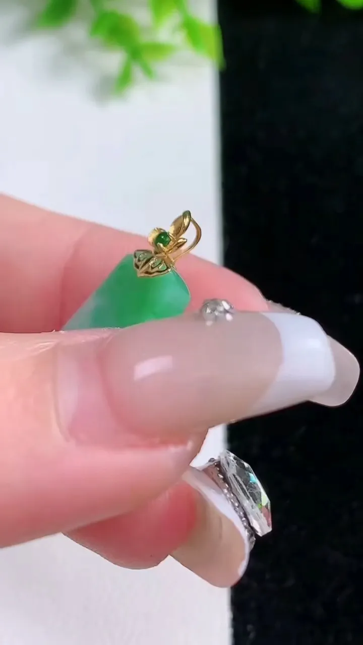 天然A货翡翠无事牌吊坠，尺寸25.5-14.8-2.7，重量:3.11g
1月16日