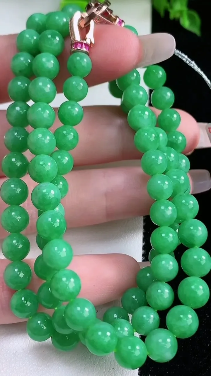 天然A货翡翠圆珠项链，尺寸6.4-87颗，重量:42.57g1月16日
工厂直销收藏佳品,种好水足，色泽均匀，有种有色，上手高大气！