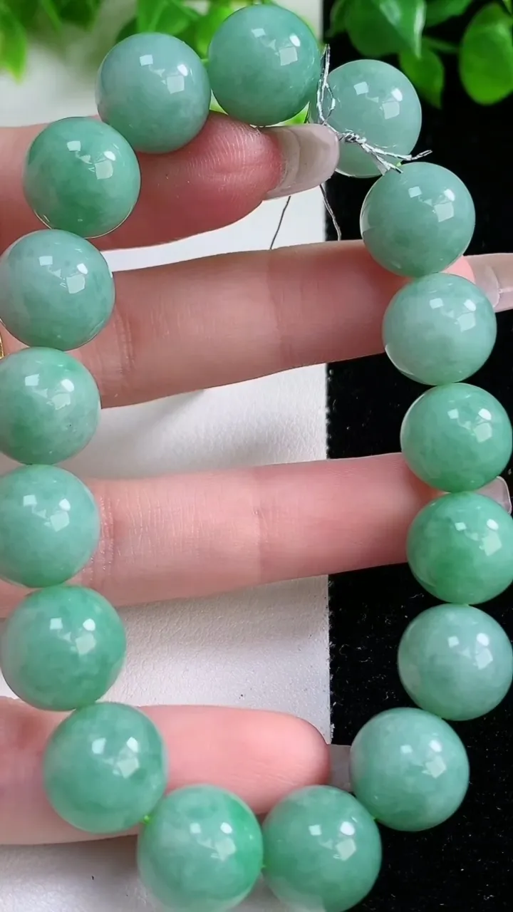 天然A货翡翠圆珠手串，尺寸12.6-17颗，重量:59.50g1月16日
工厂直销收藏佳品,种好水足