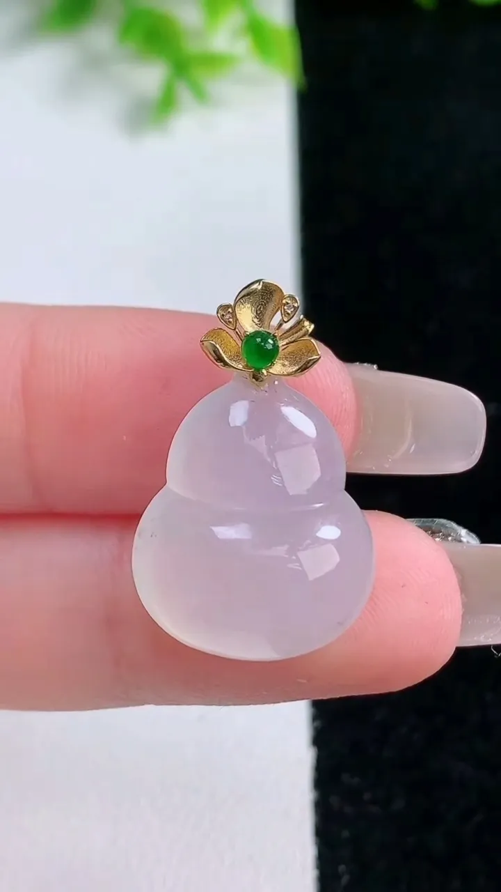 天然A货翡翠种白冰葫芦吊坠，尺寸21-16.6-7.8，重量:4.00g
1月16日