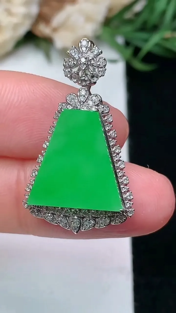 天然A货翡翠无事牌吊坠，尺寸29.2-17-8.5，裸石14-13，重量:3.56g
1月16日