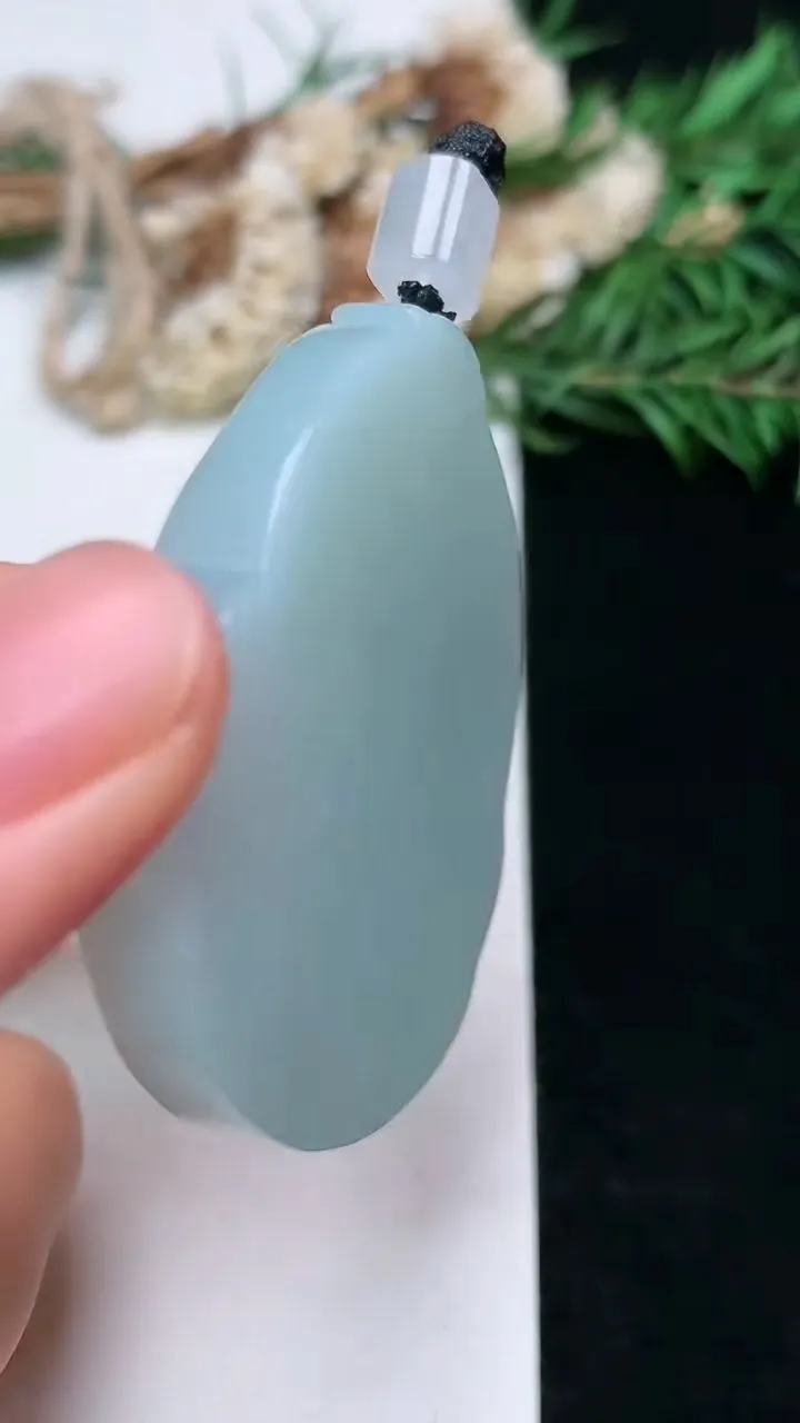 天然A货翡翠佛头吊坠，尺寸46.9-10.8-8.2，重量:33.02g
1月16日