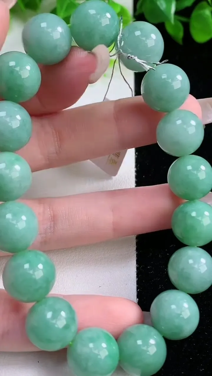 天然A货翡翠圆珠手串，尺寸12.6-17颗，重量:59.50g1月16日
工厂直销收藏佳品,种好水足