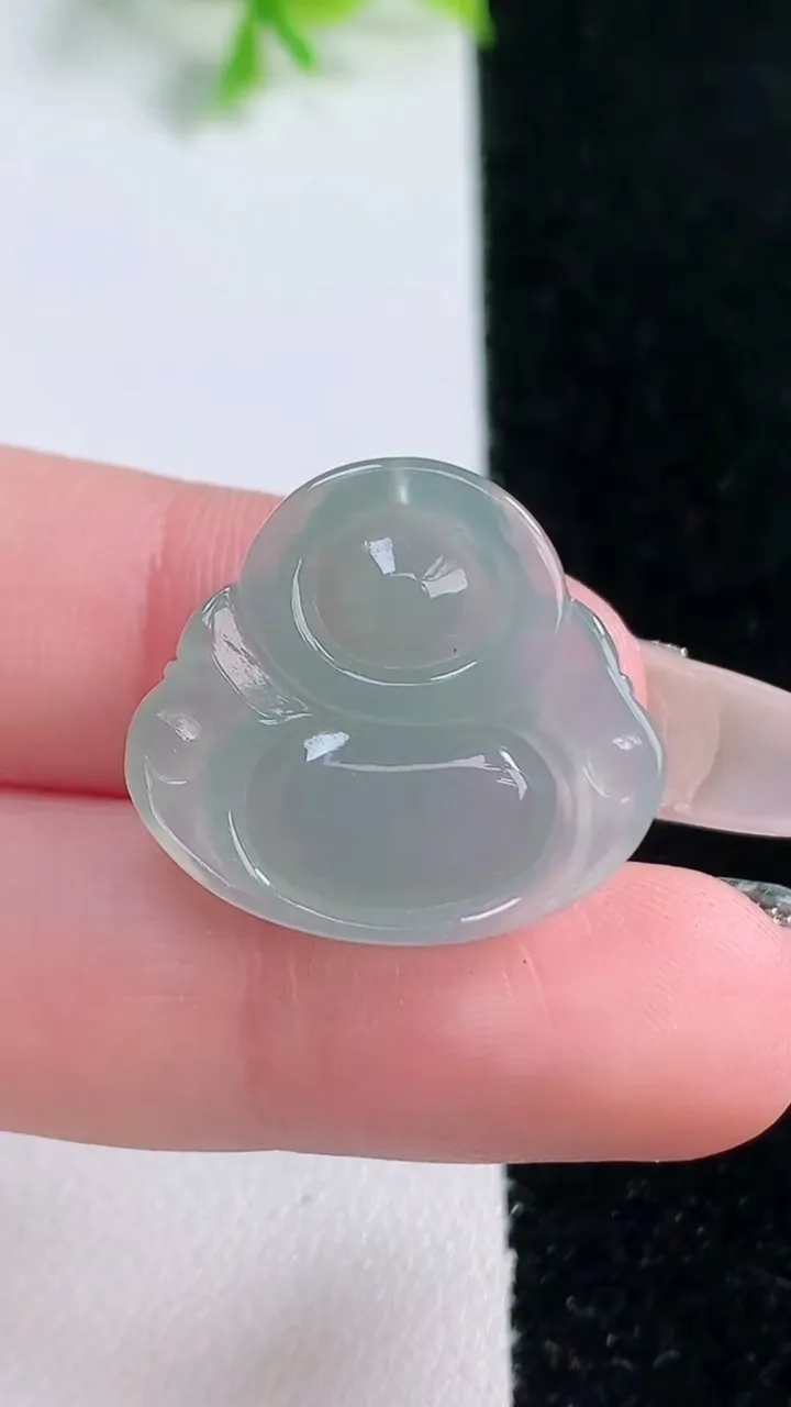 天然A货翡翠佛公吊坠，尺寸20.6-23-5.3，重量:3.71g
1月16日