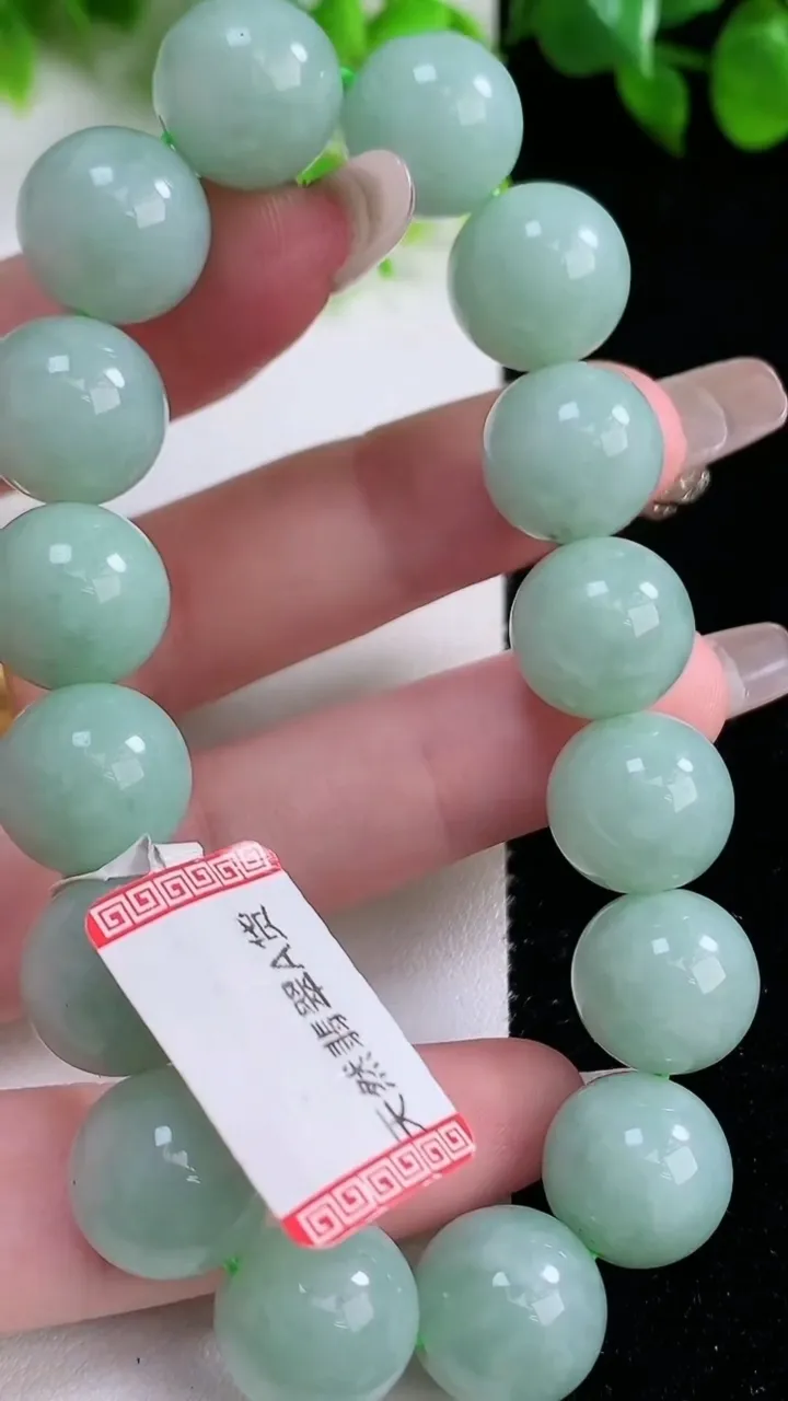 天然A货翡翠圆珠手串，尺寸13-16颗，重量:60.42g1月16日
工厂直销收藏佳品,种好水足，色泽均匀，有种有色，上手高大气！