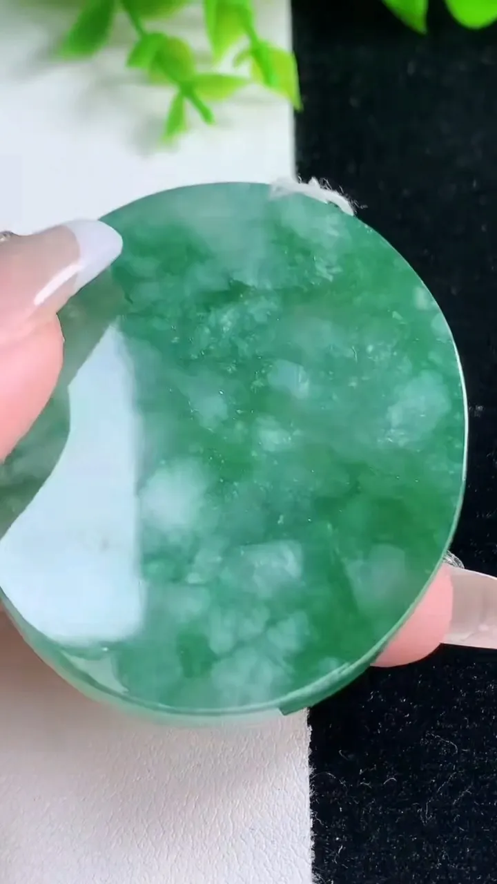 天然A货翡翠无事牌镶嵌件，尺寸56.5-47.2-4.7，重量:34.64g
1月16日