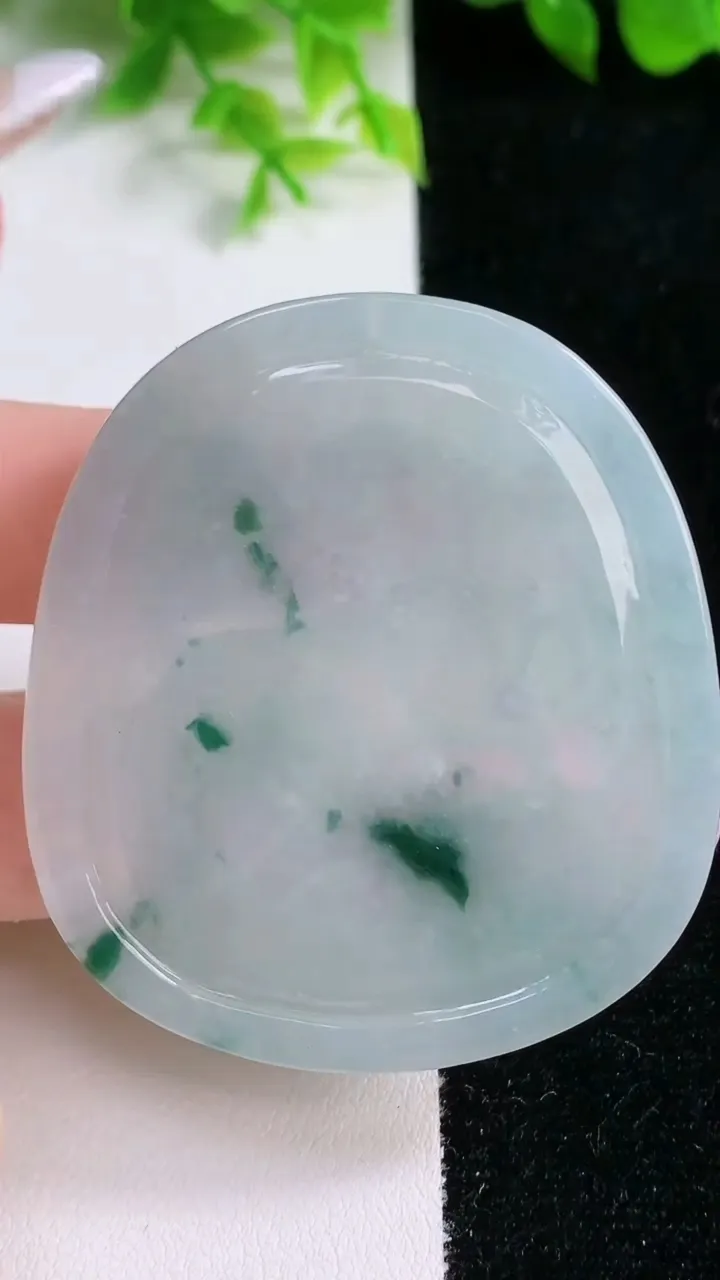 天然A货翡翠冰种飘花生肖羊吊坠，尺寸53.3-47.4-5.2，重量:25.12g
1月16日