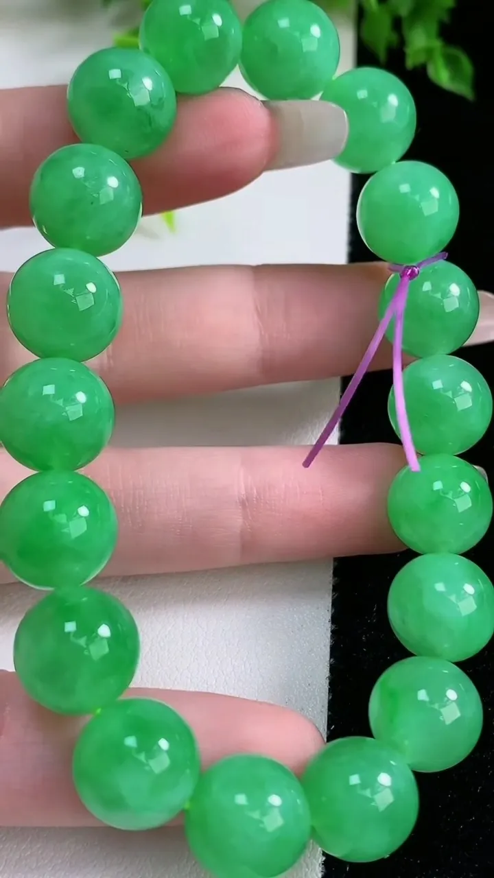 天然A货翡翠圆珠手串，尺寸11.7-18颗，重量:49.93g1月16日
工厂直销收藏佳品,种好水足，色泽均匀，有种有色，上手高大气！