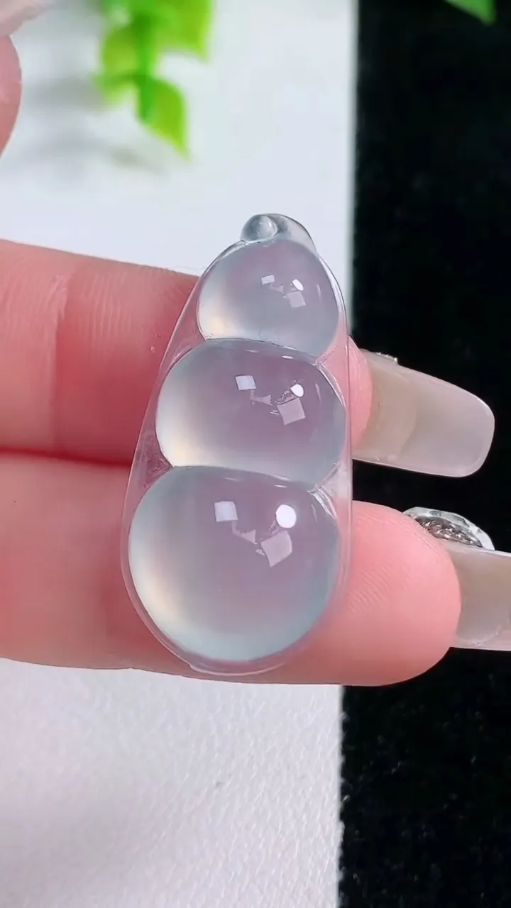 天然A货翡翠种飘花福豆吊坠，尺寸33-15.8-7.7，重量:5.44g
1月16日