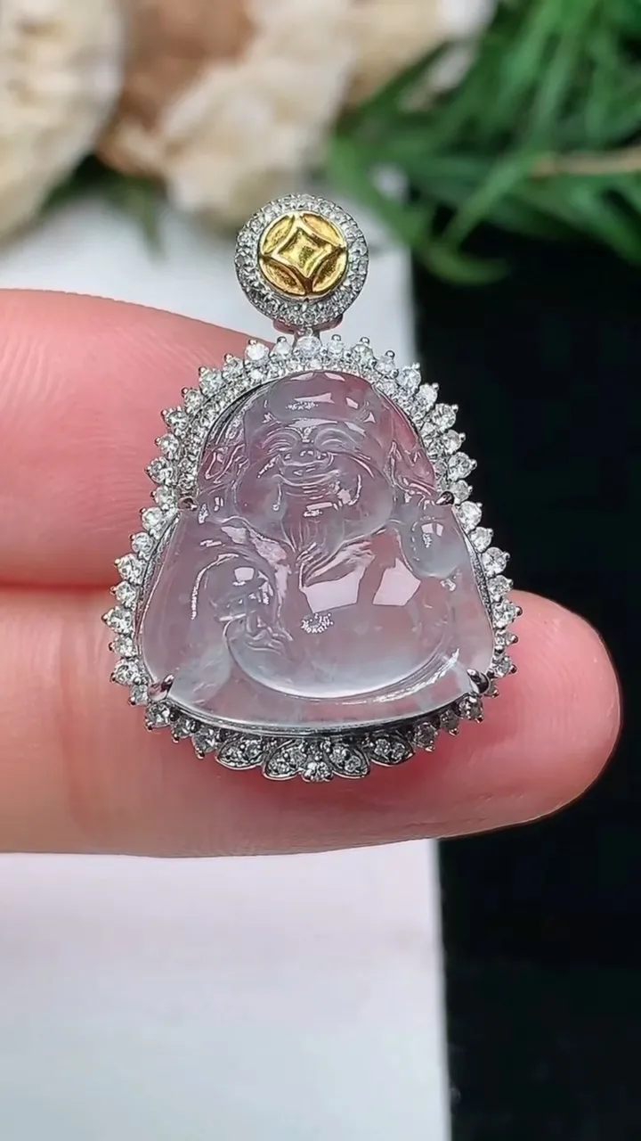 天然A货翡翠白冰财神爷吊坠，尺寸25.7-18-9，裸石15.2-14.8，重量:3.04g
1月1